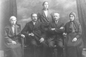 П-р Д. Заплишний със съпругата си и семейството на Агоп Куриян